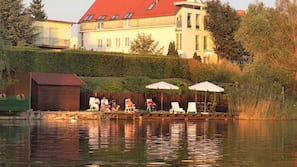 Privatstrand in der Nähe, Liegestühle, Sonnenschirme, Strandtücher