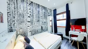 Allergikerbettwaren, Zimmersafe, individuell dekoriert, Schreibtisch