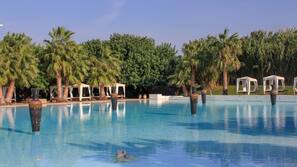 Piscine extérieure (ouverte en saison), parasols de plage