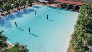 Piscine extérieure (ouverte en saison), parasols de plage