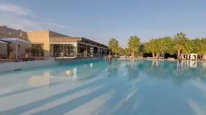 Piscine extérieure (ouverte en saison), parasols de plage