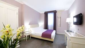 Roupas de cama premium, frigobar, cofres nos quartos