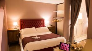 Roupas de cama premium, frigobar, cofres nos quartos
