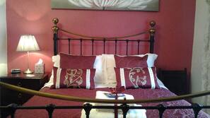 Premium bedding, iron/ironing board, free WiFi