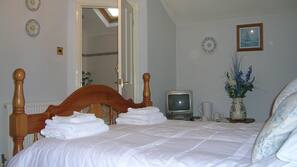 Premium bedding, iron/ironing board, free WiFi