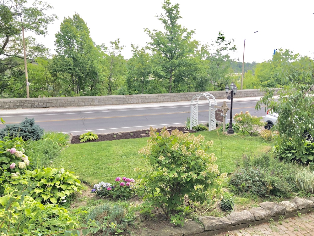 Redwood Bed and Breakfast, Niagara Falls: 2020 Room Prices & Reviews