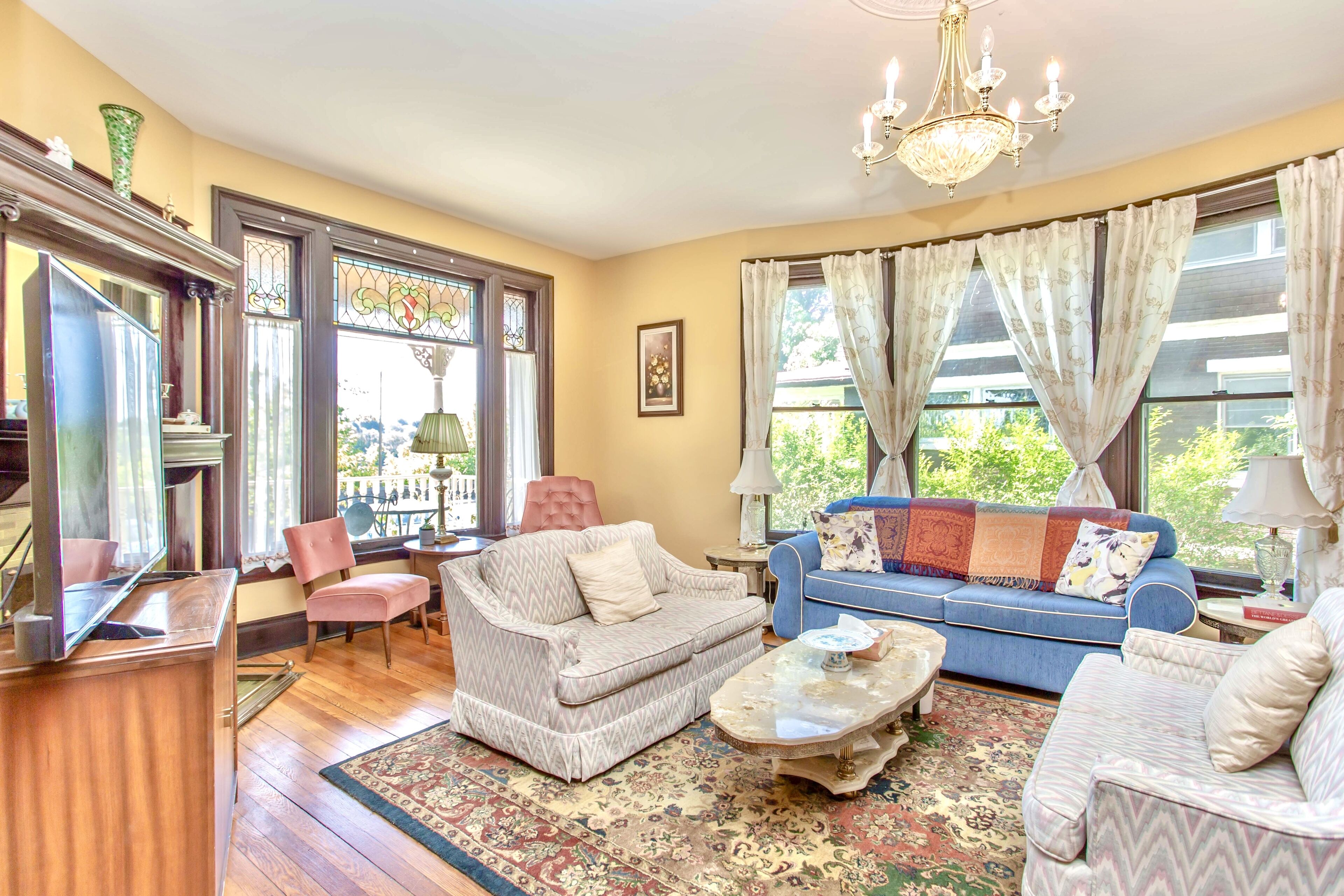 Redwood Bed and Breakfast in Niagara Falls, Canada