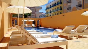 Una piscina al aire libre (de 9:00 a 20:00), sombrillas, tumbonas