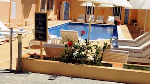 Una piscina al aire libre (de 9:00 a 20:00), sombrillas, tumbonas