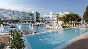 2 piscinas al aire libre, sombrillas, tumbonas