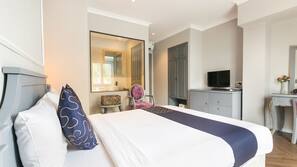 Minibar, desk, free WiFi