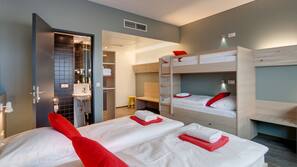 Zimmersafe, Schreibtisch, schallisolierte Zimmer, Bügeleisen/Bügelbrett
