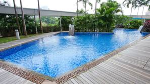 Hồ bơi ngoài trời, ghế dài tắm nắng