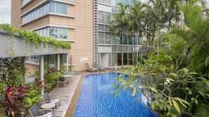 Hồ bơi ngoài trời, ghế dài tắm nắng