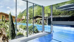 2 piscine coperte, 5 piscine all'aperto, ombrelloni da piscina, lettini