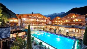2 piscine coperte, 5 piscine all'aperto, ombrelloni da piscina, lettini