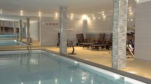 Piscine couverte, accès possible de 10 h 00 à 20 h 00, chaises longues