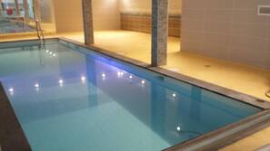 Piscine couverte, accès possible de 10 h 00 à 20 h 00, chaises longues