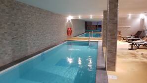 Piscine couverte, accès possible de 10 h 00 à 20 h 00, chaises longues