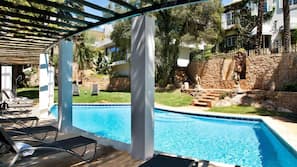 2 piscines extérieures, chaises longues