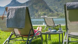 Plage privée, cabines gratuites, chaises longues, parasols