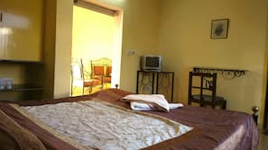 Premium bedding, desk