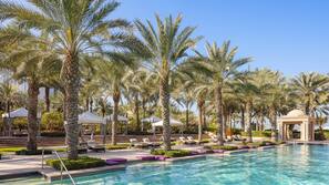 4 outdoor pools, pool umbrellas, pool loungers