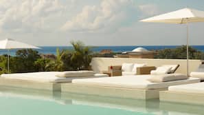 Piscine extérieure, parasols de plage, chaises longues