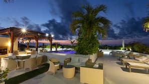 Piscine extérieure, parasols de plage, chaises longues