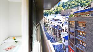 Escritorio, cortinas opacas, sistema de insonorización y wifi gratis