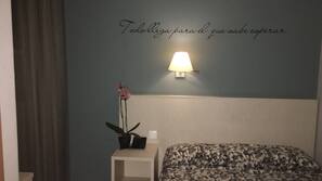 Escritorio, cortinas opacas, wifi gratis