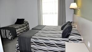 Escritorio, cortinas opacas, wifi gratis