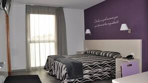 Escritorio, cortinas opacas, wifi gratis