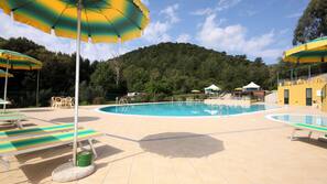 2 piscine all'aperto, ombrelloni da piscina, lettini