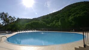 2 piscine all'aperto, ombrelloni da piscina, lettini