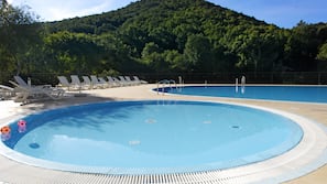 2 piscine all'aperto, ombrelloni da piscina, lettini