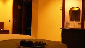 Cortinas opacas, camas supletorias, wifi gratis