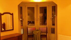Cortinas opacas, camas supletorias, wifi gratis