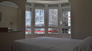 Cortinas opacas, camas supletorias, wifi gratis