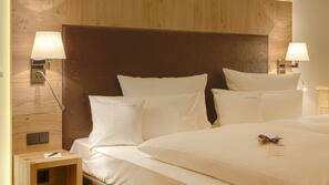 Roupas de cama antialérgicas, cofres nos quartos, escrivaninha