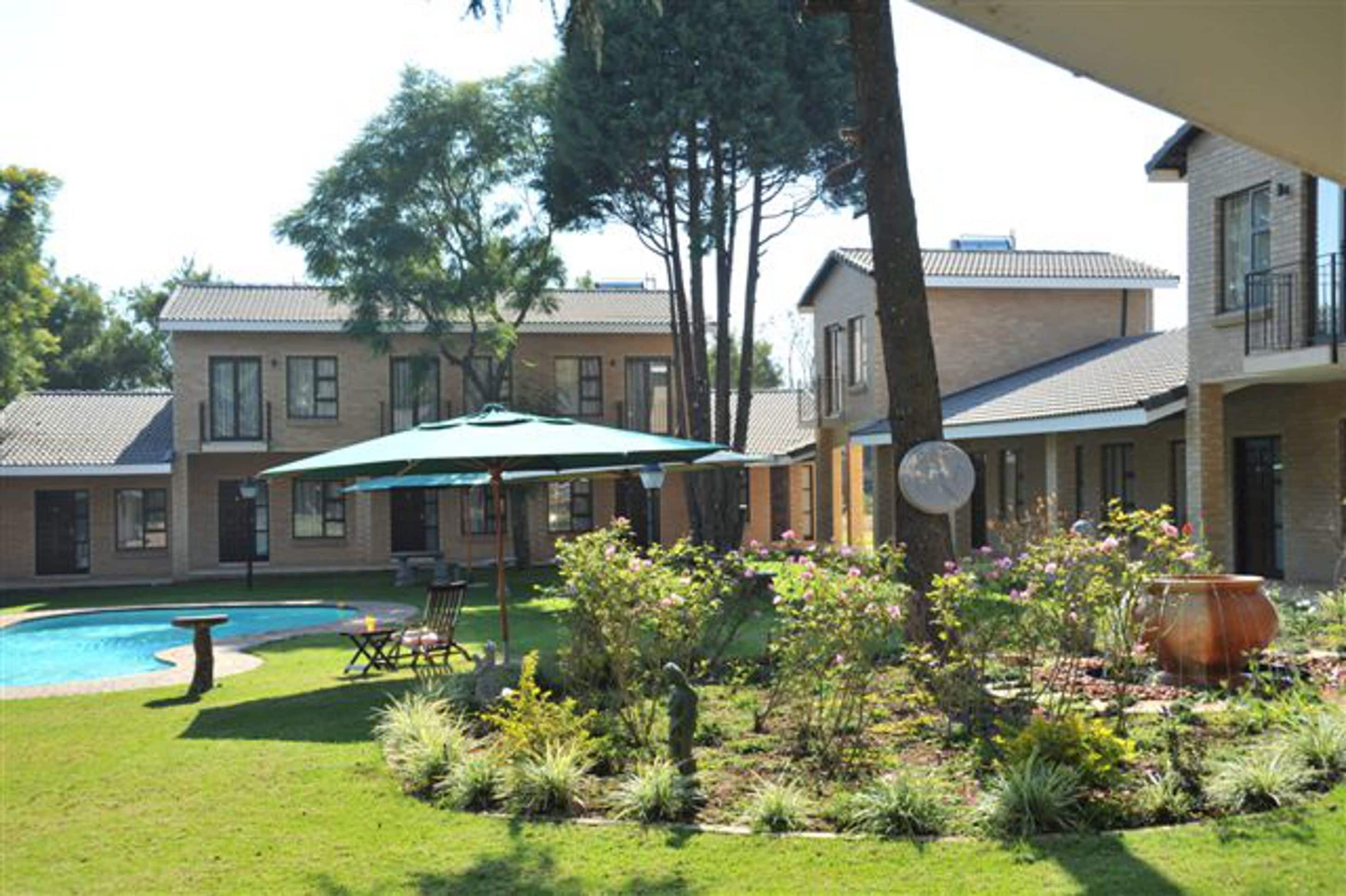 Hoyohoyo Chartwell Lodge in Johannesburg, South Africa