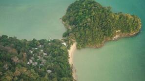 Private beach, beach towels, kayaking