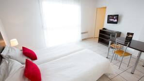 Escritorio, espacio para trabajar con un portátil, cortinas opacas