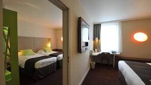 Luxe beddengoed, een bureau, verduisterende gordijnen