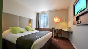 Luxe beddengoed, een bureau, verduisterende gordijnen