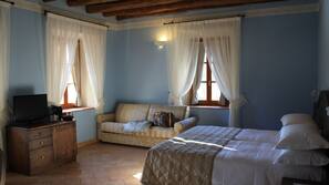 Minibar, una cassaforte in camera, una scrivania
