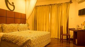 Premium bedding, in-room safe, desk, cribs/infant beds