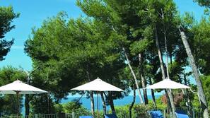 2 piscine all'aperto, ombrelloni da piscina, lettini