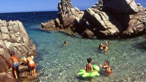Ubicación a pie de playa, arena blanca, tumbonas y sombrillas