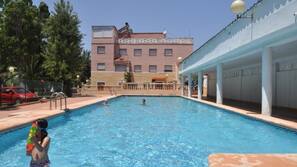 Una piscina al aire libre
